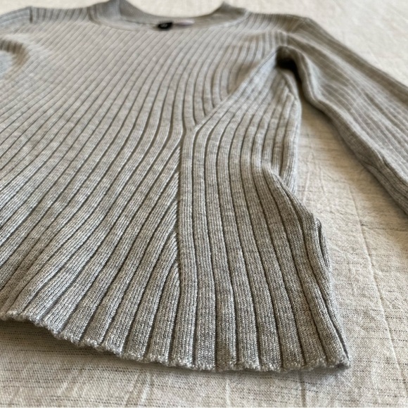 H&M Divided Gray Ribbed Long Sleeve Crop Top Small - Picture 5 of 8